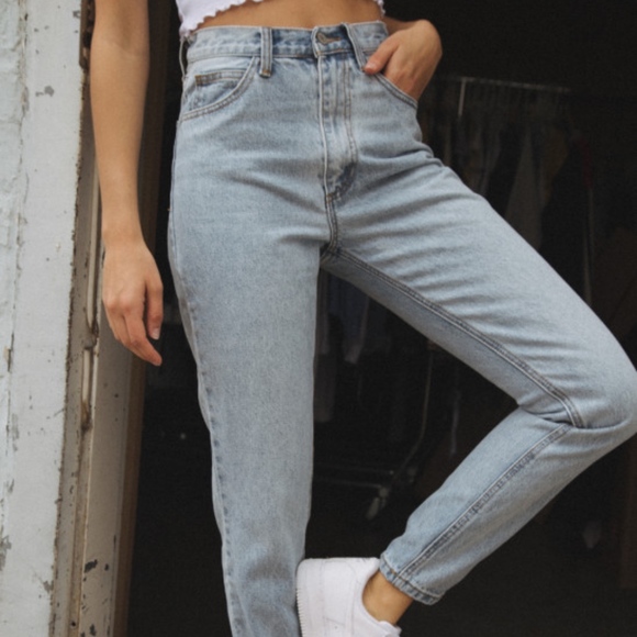 ❌❌SOLD❌❌ Brandy Melville Jane Light Wash Jeans - Picture 4 of 8